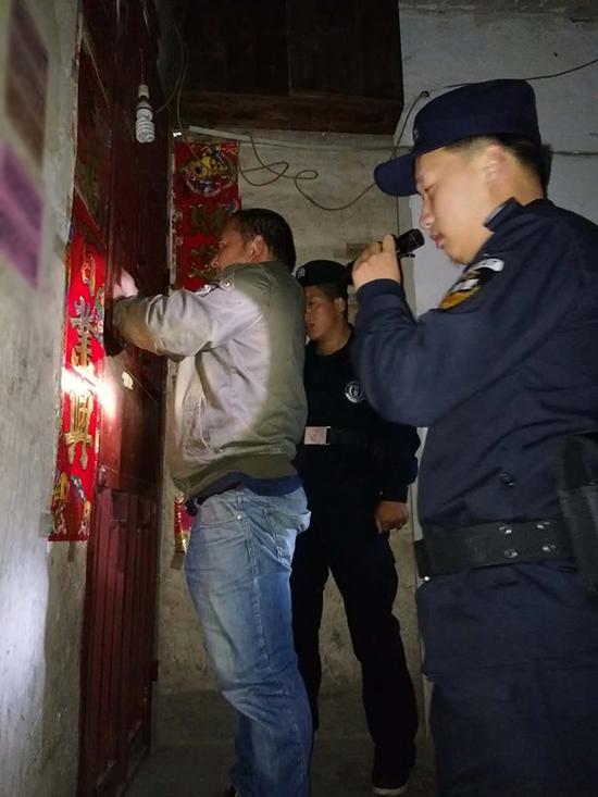 三都县粗心妈妈误将幼女锁家中 民警全城寻开锁师傅开门